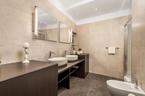 bagno con 2 lavandini e specchio di Apartments Rijeka IN a Fiume (Rijeka)