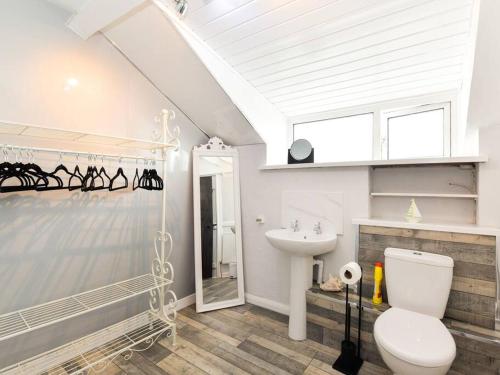 Ένα μπάνιο στο The Smugglers Hideout - Sleeps 4 - with HOT TUB