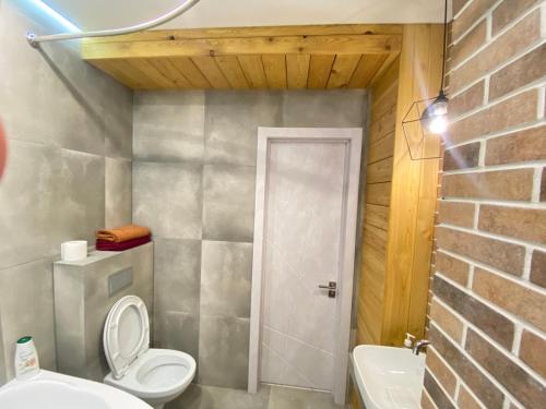 ナーベレジヌイェ・チェルヌイにあるApartment Starのバスルーム(白いトイレ、シンク付)