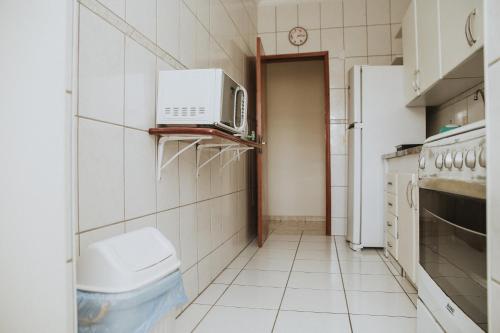 Virtuvė arba virtuvėlė apgyvendinimo įstaigoje Condominio Garça Branca