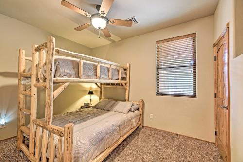 Łóżko lub łóżka piętrowe w pokoju w obiekcie Show Low Condo Less Than 1 Mi to Torreon Golf Club!