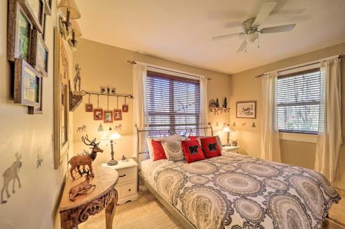 En eller flere senge i et værelse på Cattail Creek Escape, 44 Mi to Mt Mitchell!