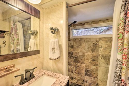 Et badeværelse på Cattail Creek Escape, 44 Mi to Mt Mitchell!