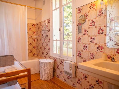 a bathroom with a sink and a toilet and a window at Belle maison de montagne in Le Pla