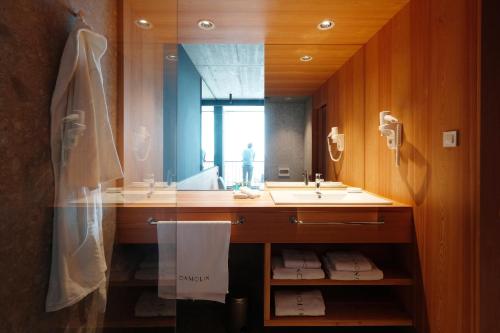 ein Badezimmer mit einem Waschbecken und einem großen Spiegel in der Unterkunft Hotel Osmolis in Zaton