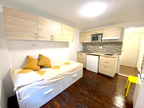 a small room with a bed and a kitchen at Luna's Cozy Apartment, skiin skiout in centre CIR 17 in Breuil-Cervinia