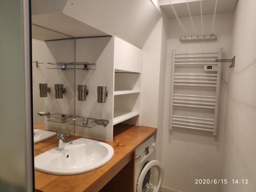 La salle de bains est pourvue d'un lavabo et d'une douche. dans l'établissement Appt Seignosse le Penon - plages commerces à pied, à Seignosse