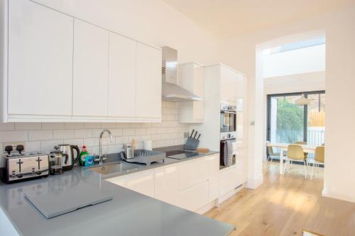 Newly Refurbished Modern 3 Bedroom Apartment in Affluent Fulham