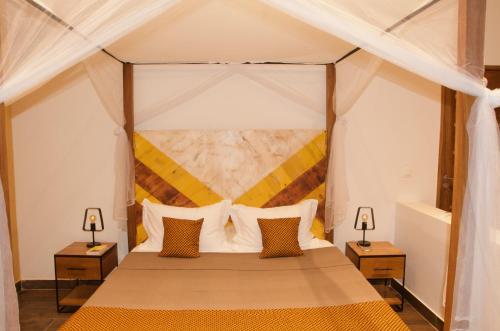 Postel nebo postele na pokoji v ubytování La Villa Awalie, maison de charme avec piscine