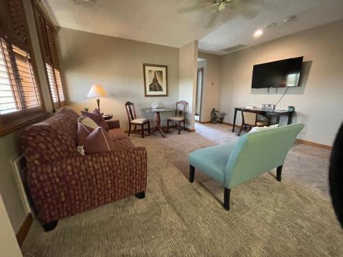 a living room with a couch and a table at Hotel Phillips in Bartlesville