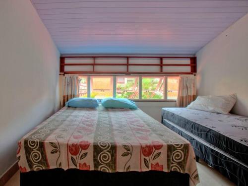 1 Schlafzimmer mit 2 Betten und einem Fenster in der Unterkunft EXCELENTE CASA EM CABO FRIO - BRAGA in Cabo Frio