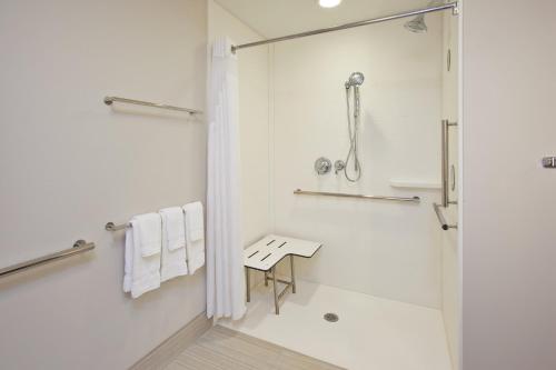 ein weißes Bad mit einer Dusche und einem Waschbecken in der Unterkunft Holiday Inn Express and Suites South Hill, an IHG Hotel in South Hill