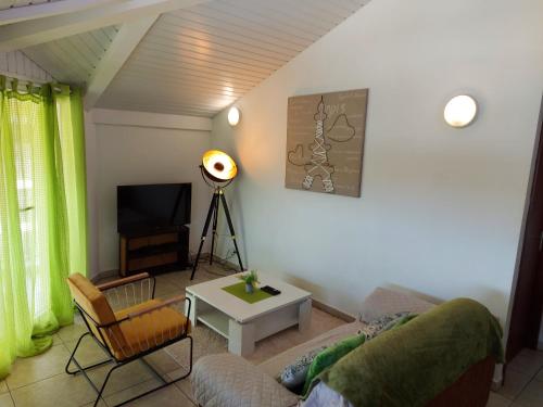 カイエンヌにあるNANA - A 44 - Vue Panoramique- Grand Appartement Cosy et Lumineux- Cuisine équipée-WIFI-CLIM-Terrasseのソファとテレビのあるリビングルーム