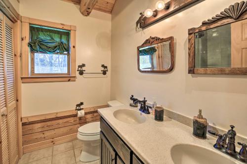 Ένα μπάνιο στο Lansing Cabin with 2 Huge Wraparound Decks and Hot Tub