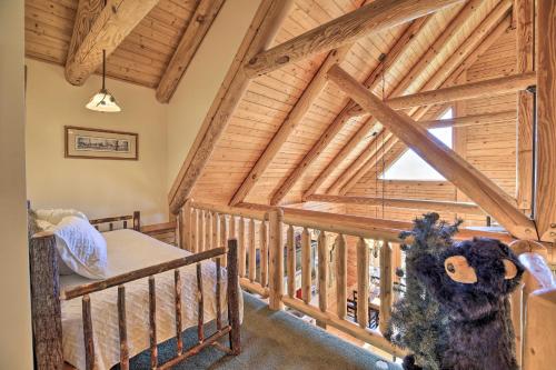 Ένα ή περισσότερα κρεβάτια σε δωμάτιο στο Lansing Cabin with 2 Huge Wraparound Decks and Hot Tub