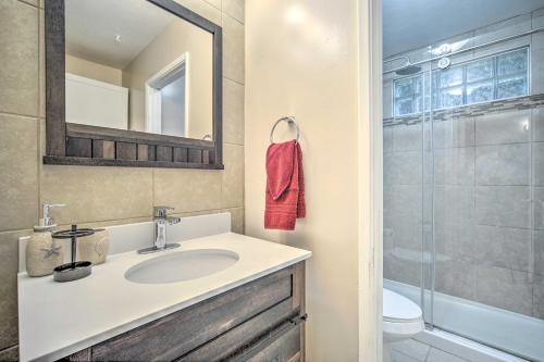 Ένα μπάνιο στο Walk to Downtown and Coast Trail Condo in Anchorage