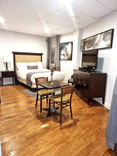 a bedroom with a bed and a table and chairs at Cozy Sweet Studio #1, 10 minutes to D.T. Ottawa in Gatineau