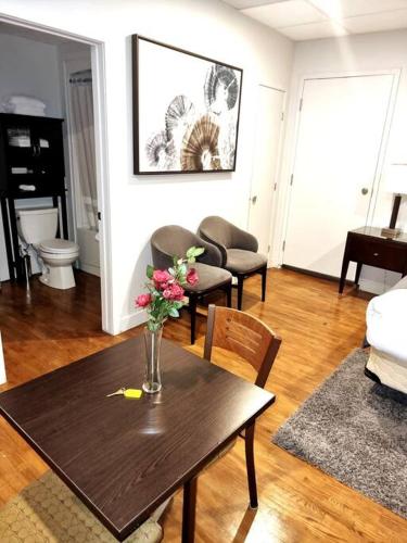 Khu vực ghế ngồi tại Cozy Sweet Studio #1, 10 minutes to D.T. Ottawa