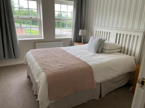 Large Modern 4 Bedroom House Kingsmead, Northwich