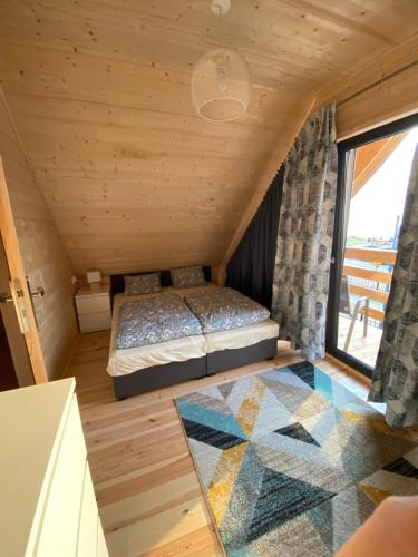 ヤロスワビエツにあるOśrodek Wypoczynkowy Złote Piaskiの窓付きの部屋にベッド付きのベッドルーム1室があります。