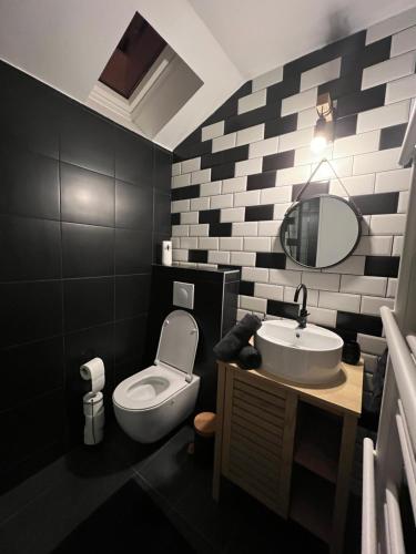 a black and white bathroom with a toilet and a sink at BEAU T3 STYLE INDUSTRIEL N20 ORLY PARIS WIFI Underground Industry in La Ville-du-Bois