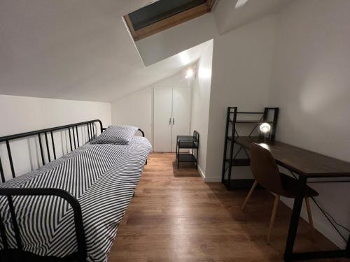 1 dormitorio con cama, mesa y escritorio en BEAU T3 STYLE INDUSTRIEL N20 ORLY PARIS WIFI Underground Industry, en La Ville-du-Bois