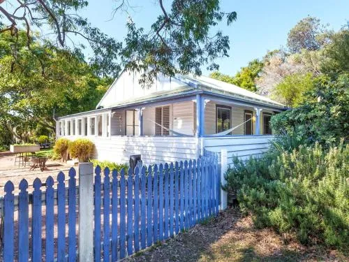 Witts Oasis Two traditional Tea Gardens cottages picture