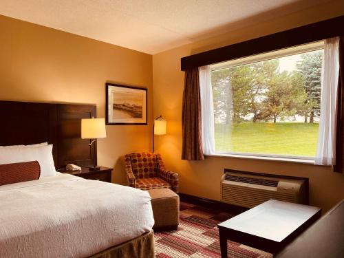 Säng eller sängar i ett rum på Best Western Plus Stoneridge Inn & Conference Centre London Ontario