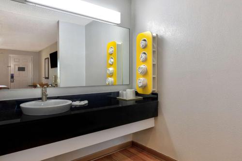 een badkamer met een wastafel en een spiegel bij Motel 6-Cookeville, TN in Cookeville