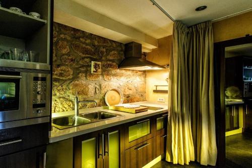 A kitchen or kitchenette at Villa Loft Jacuzzi Teleworking WIFI