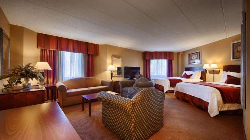 伊根的住宿－達科他州嶺貝斯特韋斯特PLUS酒店，酒店客房,设有两张床和一张沙发