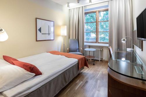 Postel nebo postele na pokoji v ubytování Scandic Plaza Turku