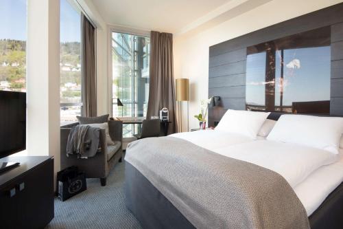 um quarto de hotel com uma cama grande e uma televisão em Scandic Ørnen em Bergen