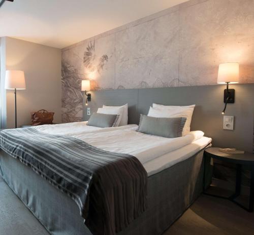 哥特堡的住宿－斯堪迪克皇冠酒店，一张大床,位于酒店客房内,配有两个枕头