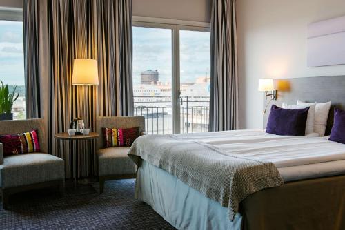 um quarto de hotel com uma cama e uma janela em Scandic No. 25 em Gotemburgo