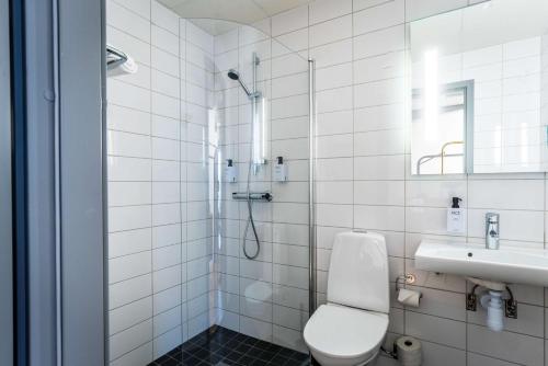 Ett badrum på Scandic Frimurarehotellet