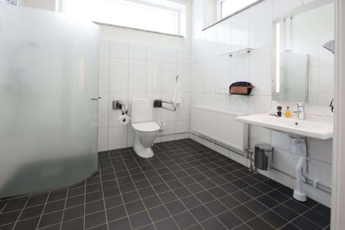 uma casa de banho branca com um WC e um lavatório em Scandic Billingen em Skövde