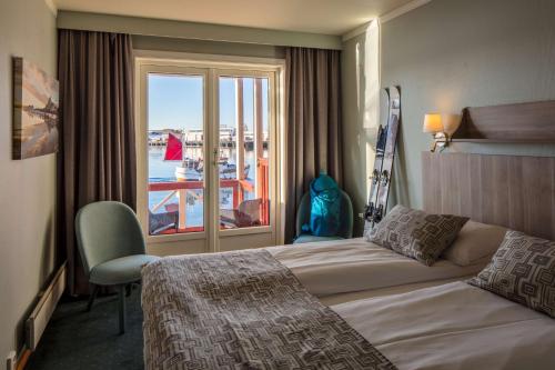 ein Hotelzimmer mit einem Bett und einem Fenster in der Unterkunft Scandic Svolvær in Svolvær