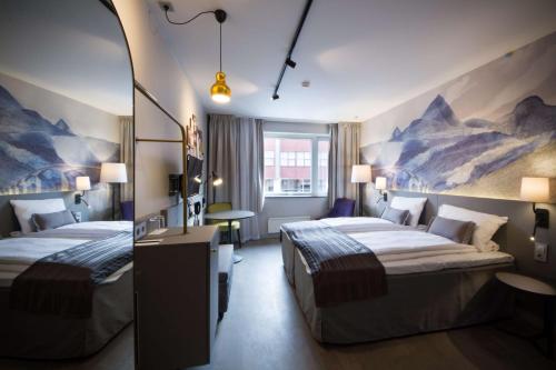 Scandic Bodø في بودو: غرفة فندقية بسريرين ولوحة على الحائط