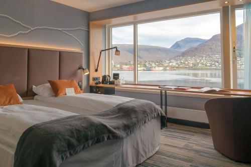 una camera d'albergo con due letti e una grande finestra di Scandic Ishavshotel a Tromsø