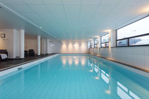 una gran piscina en un edificio en Frichs Hotel Hamar en Hamar