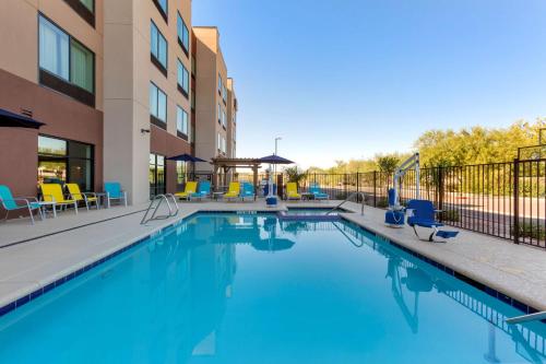 een zwembad in een appartementencomplex met blauw water bij Best Western Plus Executive Residency Phoenix North Happy Valley in Phoenix