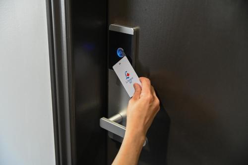 a person holding a door handle with their hand at Le Voyageur Inn in Mattawa