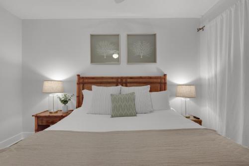 Llit o llits en una habitació de Emerald Coast Cabana