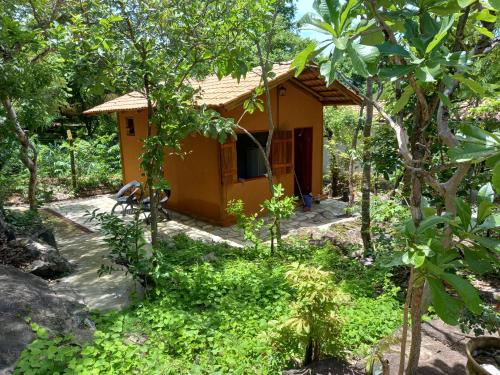 a small house in the middle of a forest at Chalés Santo Verde in Goiás