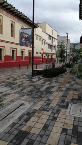 a city street with a building with a billboard at Hermoso apartamento en Pasto. Central parque San Andrés in Pasto