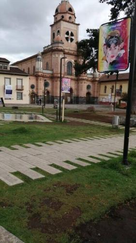 a building with a clock tower in the background at Hermoso apartamento en Pasto. Central parque San Andrés in Pasto