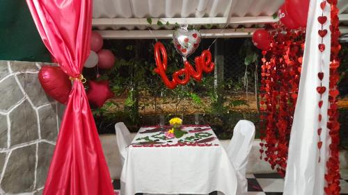 a table with a cake and a sign that says love at Eco Hotel El Reposo in Melgar
