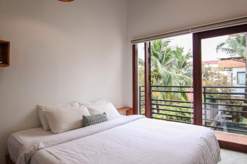Sarina Hotel & Villa tesisinde bir odada yatak veya yataklar