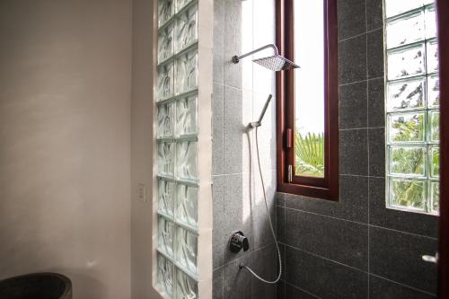 Bilik mandi di Sarina Hotel & Villa